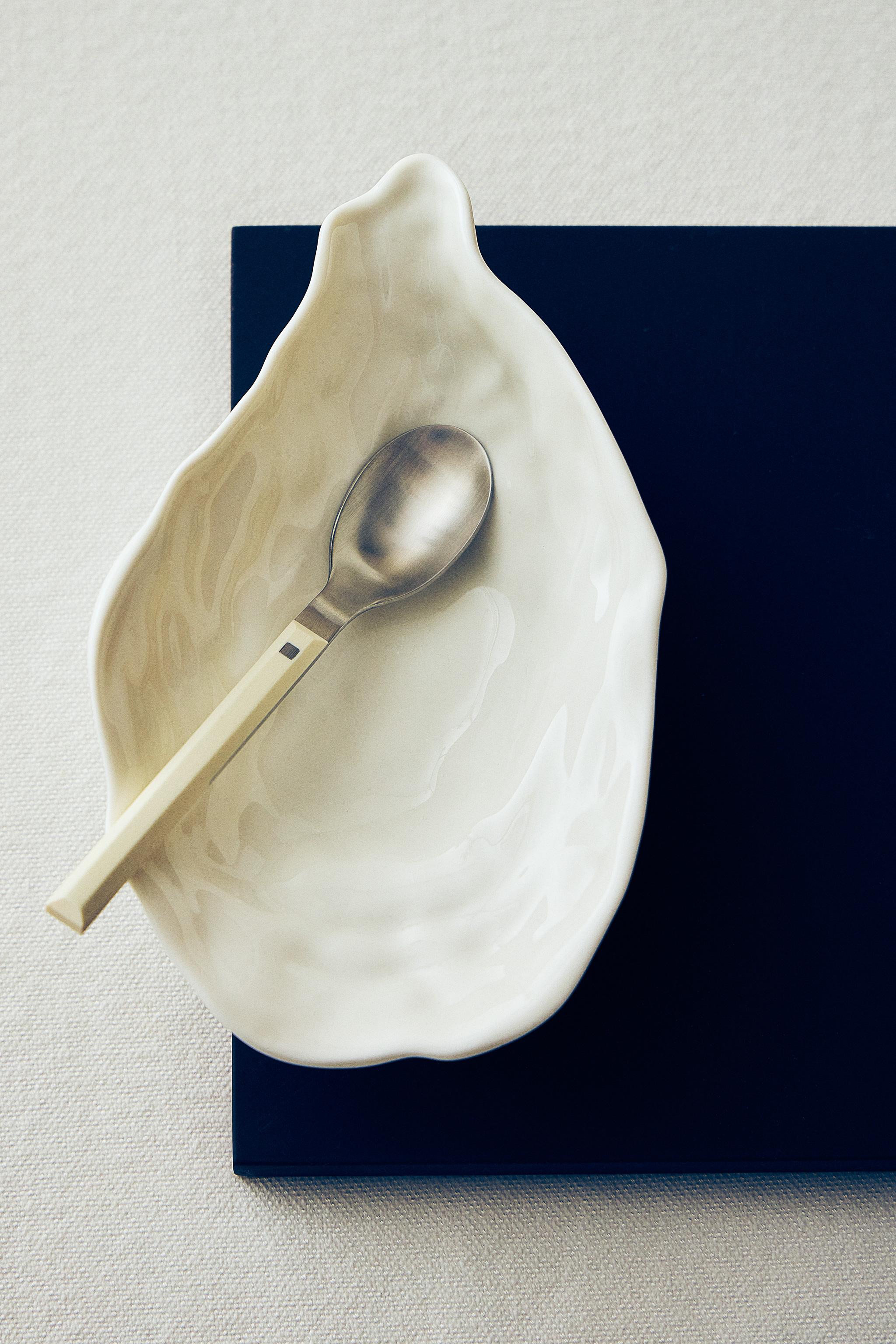 PETIT PLAT EN PORCELAINE COQUILLAGE